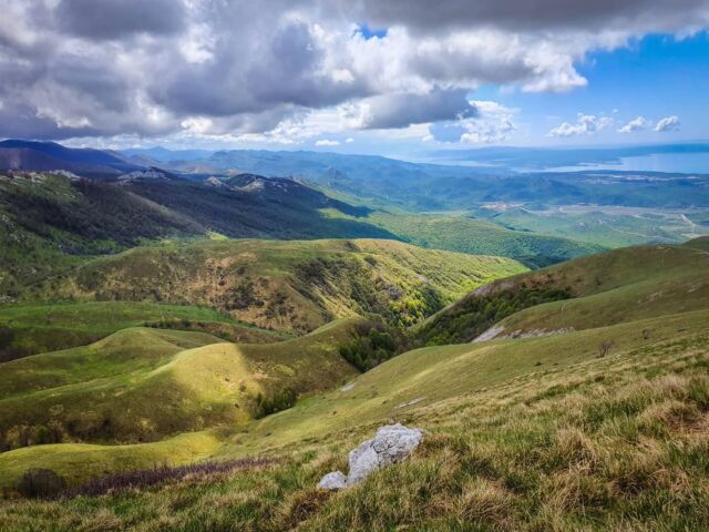 [ HAHLIĆI TRAIL 2021 U 10 FOTOGRAFIJA 💚 ] Trail nakon dugo vremena i to kakav! Hahlići Trail 2021 u dužini od 22 km (cca 1500 m visinske razlike) je u potpunosti opravdao svoj slogan “WILD. HARD. BEAUTIFUL”, naročito u ovom posljednjem dijelu! Hahliće nazivaju i Grobničkim Alpama - pogledajte fotografije i biti će vam jasno zašto! 

Hahliće imam u planu već duže vremena i neopisivo mi je drago da sam odabrao upoznati ih upravo kroz trail trčanje, iako naravno nisam mogao snimati fotografije aparatom, već mobitelom. Područje je ime dobilo je po jezercima koji se nalaze u travnatim dolinama – hahlić je izvedenica od domaćeg naziva za ove lokve. 

Na samo sat vožnje od unutrašnjosti Istre nalazi se početak staza prema ovom čudu prirode, kojem se sigurno vraćam! Čestitke organizatorima na besprijekornoj organizaciji utrke!

#hahlici #hahlići #hahlicitrail #hahlićitrail #kvarnertrails #kvarner #visitkvarner #rijeka #primorskogoranskažupanija #pgž #dražice #jelenje #visitjelenje #grobnik #grobničkealpe #grobnickealpe #trail #trailrunning #nature #earthpix #earthporn #bluesky #skyporn #beautiful_destinations #bautifulnature #spring #green #blue kvarner.trails visitjelenje visitkvarner