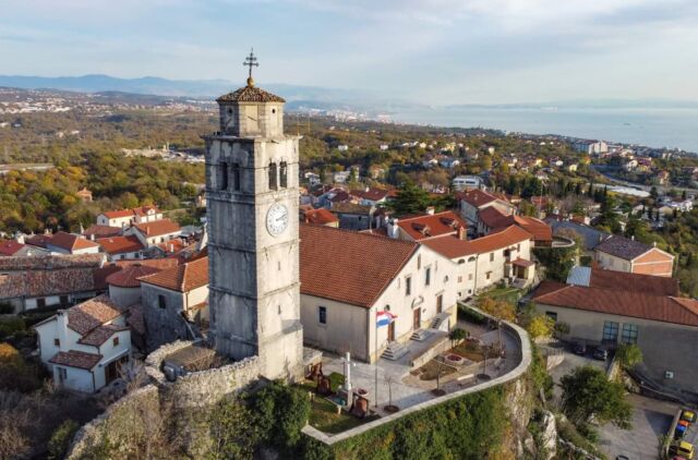 Nedavno smo obišli Rijeku i riječki prsten i odlično se proveli. Zašto ne biste i vi osvojili vikend na riječkom području? 😊

Darujemo vam:
➡️ noćenje za dvije osobe u kukurikukastav bilo kad od 1.12. 
➡️večeru u poznatom riječkom restoranu concadoro1
➡️ručak u anic_kostrena
➡️avanturističku vožnju quadovima grobnikadventure
➡️dvije skijaške karte za platak.hr
 
Što trebate napraviti?

1. Lajkajte objavu
2. Follow antonijablace nevenarendeli putni_kofer i domagojsever
 3. Tagirajte osobu u komentaru koju bi poveli sa sobom na putovanje (možete komentirati više puta i na svakom od ova četiri profila, a mi ćemo zajedničkim snagama izabrati dobitnika💪).
 
U petak 26.11. objavit ćemo dobitnika. 🎁
#croatia #rijeckiprsten #travel #croatianNomads #visitkvarner #visitkastav #visitjelenje #visitkostrena #visitrijeka #autumn #quad #food #foodie #nature #adventure