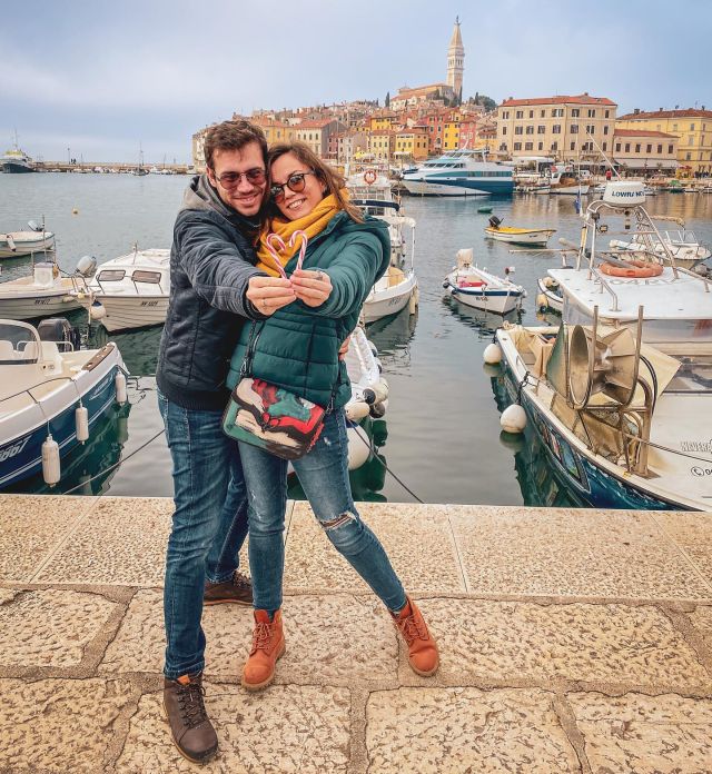 Rovinj je jedan od onih gradova gde je svaki njegov ćošak fotogeničan 🌈 Zbog toga smo se ovoga puta namučili da izaberemo 10 fotografija koje će da budu u našem postu. 😂
Posle Pule, Rovinj nam je bio sledeća stanica. 🥰 Kako je bio prvi januar uspeli smo da se parkiramo kod marine, tako da nam je stari grad bio blizu, a parking se nije plaćao. 🚙 Uske kaldrmisane ulice, sa zgradama najšarenijih boja su nas vodile ili do mora ili do najviše tačke u gradu, gde je podignuta crkva Svete Eufemije. 💒  Iako dosta lokala nije radilo i nije bilo puno ljudi na ulicama, moramo priznati da nas je ovaj grad zaista očarao. 🥰 Kako se vama čini Rovinj? ☺️Još fotografija vas očekuje večeras u pričicama. 🥰📸

🌈- - - - - - - - 
#rovinj#rovinjcroatia#rovinjoldtown#visitrovinj##croatia#croatiatravel#travelcouple##iamtb#dametraveler#wonderful_places#postcardplaces#travelphotography#croatiatrip#sunset#visitopatija#visitrijeka#wonderful_places#rovinjmoments