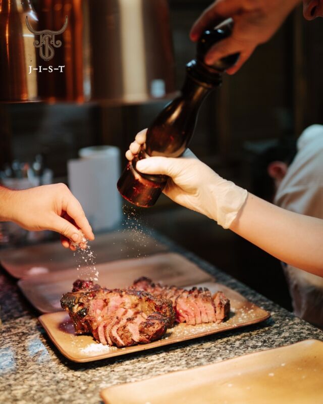 𝑭𝒊𝒏𝒂𝒍 𝒕𝒐𝒖𝒄𝒉 🧂

Čarolija pred serviranje - okus odreska upotpunjujemo pažljivim dodatkom začina, dovoljnim da naglasi okus, a ne ugrozi njegovu autentičnost.

Sredina tjedna idealna je za sočni odrezak. 😉 Čekamo Vas! 

▪️ Rezervirajte svoj stol klikom na linku u opisu profila restaurant_jist
⁣⁣
#jist #finedining 

#steak #steakhouse #meatlover #restoran #wineanddine #kvarner #rijeka #visitrijeka #viškovo #visitviškovo #istra #hrvatskirestoran #visitcroatia