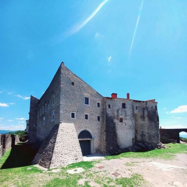 Frankopanski kaštel Grad Grobnik 🏰

#grobnik #kaštel #primorskogoranskažupanija #croatiafulloflife #beautifuldestinations #visitgrobnik #history #fortress