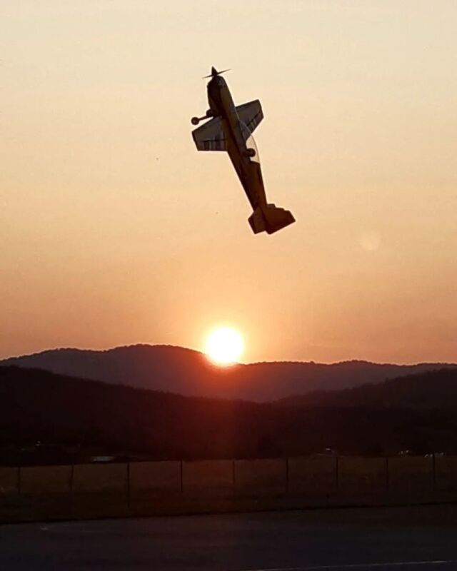 #photooftheday #sunset_pics #sunsetlovers #aviation  #stuntshow #visitgrobnik