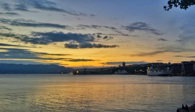 💙
.
.
.
#kostrena #visitkostrena #rijeka #croatia #sea #adriaticsea #crostagram #beautiful #beautifulday #beautifulnature #landscape #naturephotography #naturelovers #sunsets #sunset #sky #clouds #cloudlovers #cloudscape #cloudporn #evening