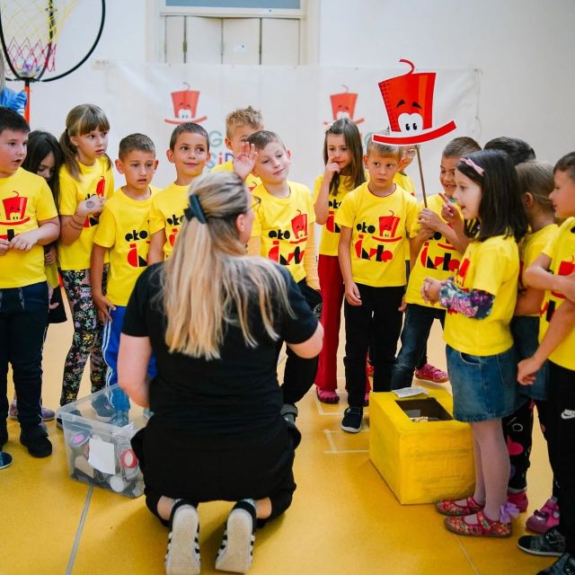 Širko je opet posjetio vrtić Čavlić jer se tamo osjeća kao kod kuće!

Ovog puta s predškolarcima spojio je sport i ekologiju te su zajedno vježbali na "eko poligonu" i učili o odvajanju otpada i recikliranju 🪡

Imali su prilike prvi vidjeti uživo edukativnu bojanku "Širko brine o okolišu" koju će svi imati priliku bojati u subotu! 🪴

♻️Aktivnosti je podržao Fond za zaštitu okoliša i energetsku učinkovitost!

#magicnisesir #visitgrobnik #cuvajmookoliszajedno #cavle#ekosirko