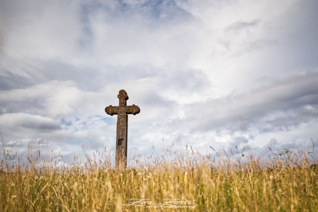 In the middle of the field in place Klana, standing here since 1851.
.
.
.
#visitklana #visitkvarner #landscapephotography #skylovers #historical #arhitecture #cross #croatiatravel #natgeotravel #klana #zorazoreticphotography