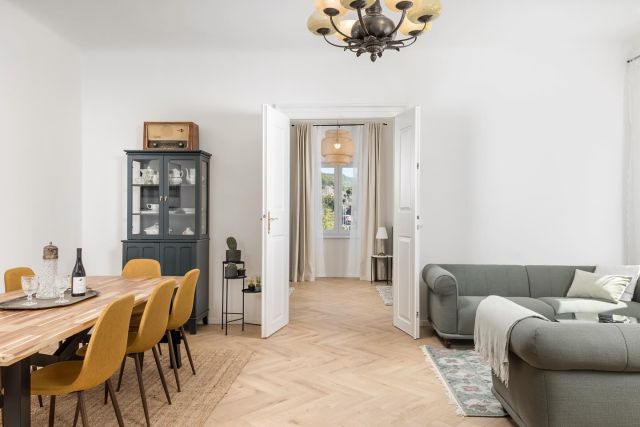Prekrasan gospodski stan nas je dočekao spreman za fotografiranje u Bakru. 
Prekrasna lokacija, visoki stropovi i tako lijepo uređen interijer. 

Fotografirali smo ovaj apartman za potrebe turističkog najma. 
Odabrali smo pravo doba dana obzirom na lokaciju, lijep i sunčan dan te odradili fotografiranje za našu klijenticu.

Želimo im uz naše fotografije📸📸 puno gostiju i popunjene termine. 

#bakar #apartment #photo #realestatephotograph #livingroom #elegant #interiordesing #cozy #visitbakar