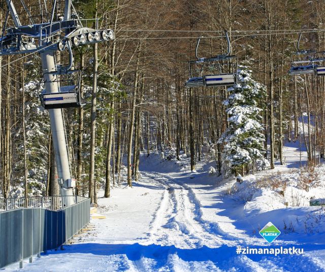 🌨️❄️ Sezona skijanja i sanjkanja na #rsrtc_platak počinje na Badnjak! ⛷️🛷

🎿 Prvog dana bit će otvorene pokretne trake Radeševo i Baby lift, dok će na Božić ljubitelji skijanja i sanjkanja moći uživati i na pokretnoj traci Pribeniš te na Turističkoj stazi. Nažalost, vrh Radeševa trenutačno nema dovoljno snijega za pripremu staze.

🏔️ Za ljubitelje turno skijanja, imamo sjajnu vijest! Platak je pripremio prve tri označene staze za turno skijanje u Hrvatskoj:
🔸 Radeševo 1: Od početka Turističke staze, preko Telekita, do vrha Radeševa.
🔸 Radeševo 2: Od Malog doma prema šumskoj cesti do vrha i spoja na Radeševo 1.
🔸 Radeševo 2A: Od Malog doma, planinarskom stazom za Veliki Risnjak prema šumskoj cesti i vrhu.
🔖 Sve staze su jasno obilježene i osmišljene za sigurnost korisnika.

⏰ Radno vrijeme skijališta: 9:00 – 16:00
🎟️ Blagajna otvara u 8:00

⚠️ Napomena: Rad skijališta ovisi o vremenskim uvjetima.
ℹ️ Za dodatne informacije obratite se djelatnicima Goranskog sportskog centra na info kućici uz parkiralište.

❄️ Vidimo se na Platku! 🌲⛷️

#zimanaplatku2024 #platak #pg_zupanija #goranskisportskicentar #opcinacavle #visitcavle