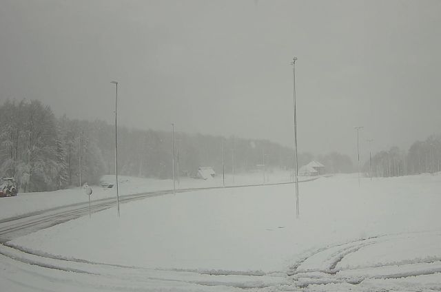 ❄️ ČETVRTAK 27. 2. 2025. ❄

Na Platku pada snijeg, cesta prema Platku je prohodna, a prema informaciji koju smo dobili uskoro kreće i čišćenje parkinga. Trakice se čiste, Radeševo 1 je popeglano!

✅ Otvorene staze:
🔹Baby staza
🔹Radeševo 1 (zona pokretne trake)
🔹Radeševo 1

🚡 Rad žičara i pokretnih traka:
🔹Pokretna traka Baby lift
🔹Traka Radeševo
🔹Žičara Radeševo 2

🎟 Radno vrijeme: 9:00 – 16:00
🕗 Blagajna otvara: 8:00
⚠ Napomena: Vremenske prilike mogu utjecati na rad skijališta i planirane aktivnosti.

ℹ Sve dodatne informacije dostupne su u info kućici pored parkirališta ili kod djelatnika Goranskog sportskog centra.

#pg_zupanija #opcinacavle #visitkvarner #rsrtc_platak #goranskisportskicentar #visitcavle #zimanaplatku  #platak