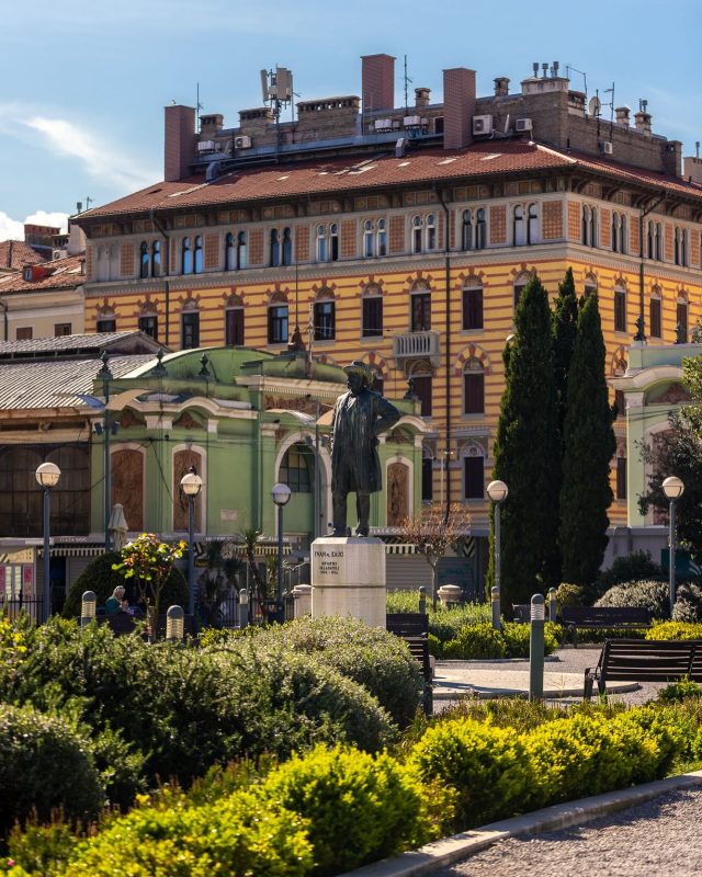 Savršen spoj urbanog šarma i povijesne elegancije, iskoračite iz Teatra u srce Rijeke! ✨

Kazalište je kulturna žila kucavica grada, a tik do nas je i tržnica koja priča priču svih generacija i našeg načina života. 

#teatrosuiteandrooms #rijeka #visitrijeka #croatiatravel #wheretostayinrijeka
