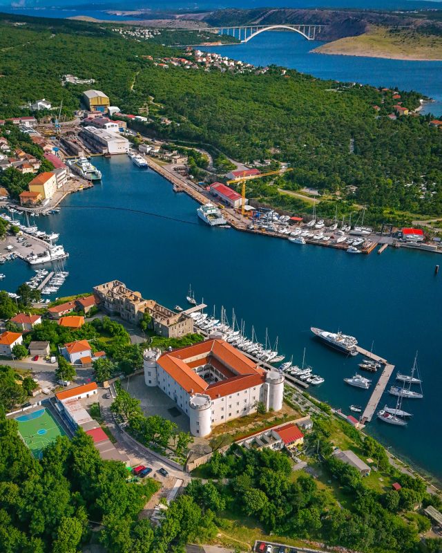 📍🏰Kraljevica - One view, a thousand feelings 🌊🌅
 .
 .
 .
#kraljevica #visitkraljevica #kvarner #visitkvarner #croatia #croatian #croatiatravel #croatiatrip #croatiafulloflife #croatiaphotography #croatiapostcards #krkbridge #croatiawithlove #djimini4pro #djiglobal #djidrone #drone #dronelife