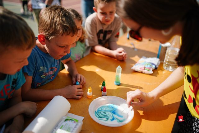🤩 Čarobna dječja večer prepuna aktivnosti! 13.06.2025. u 18.00 sati u Parku Kuće halubajskega zvončara

🚴 Mala škola brdskog biciklizma sa interesantnim i atraktivnim poligonom sa mališane. Idealna aktivnost za razvijanje koordinacije i samopouzdanja u vožnji biciklom, a sudjelovati mogu najmanji biciklisti na guralicama, kao i iskusni vozači. 

🧑‍🎨Kreativni kutak za crtanje, bojanje i igru. Veselo i šareno mjesto susreta, igre i radosti, gdje djeca mogu slobodno uživati i razvijati svoje interese. 

📔Ne propustite i našu Čitaonicu priče – posebnu radionicu za djecu i obitelji! Kroz tri zanimljive i poučne priče o psiću Flegiju, djeca će naučiti o empatiji i odgovornosti prema životinjama. Edukacija kroz pričanje koje ostavlja trag!

👩‍🔬 Stiže zabavna znanost! Radionica 'Putujući znanstvenici' donosi radionice gdje se kroz igru i istraživanje razvija ljubav prema znanosti kod najmlađih.

🏰  A za one željne skakanja i smijeha – tu je nezaobilazni gumenjak – napuhanac! 

#viskovo #viškovo #visitviskovo #visitviškovo #vikler #čarobnadječjavečer #carobnadjecjavecer #khz #kucahalubajskegazvoncara #kućahalubajskegazvončara #događanja #zabavazadjecu #visitkvarner #visitcroatia #viskovocroatia