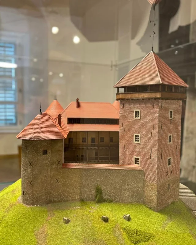 Maketa Starog grada Dubovca stigla je u dvorac Nova Kraljevica 😊
Izrađena u 3D tehnici, ova maketa do najsitnijih detalja interpretira Stari grad Dubovac te vjerno prikazuje jedan od najljepših i najbolje očuvanih spomenika feudalnog graditeljstva u Hrvatskoj. Njegovi vlasnici, među ostalima, bile su i ugledne velikaške obitelji (S)Zudar, Blagaj, Frankopan i Zrinski.
Autor makete je Srećko Radelić, a u dvorcu Nova Kraljevica bit će izložena sve do rujna.
Osim makete, dvorac je dobio još jednu novinu koja će posebice obradovati mališane – dječji kutak!
--
Model of the Old Town of Dubovac has arrived at Nova Kraljevica Castle 😊
Crafted using 3D technology, this model captures Dubovac Castle down to the finest details and faithfully represents one of the most beautiful and best-preserved monuments of feudal architecture in Croatia. Among its owners were prominent noble families such as (S)Zudar, Blagaj, Frankopan, and Zrinski.
The model was created by Srećko Radelić and will be on display at Nova Kraljevica Castle until September.
In addition, our castle has received another new feature that will especially delight our youngest visitors – a children’s corner!
#visitkraljevica #dvoracnovakraljevica #castlenovakraljevica #starigraddubovec #maketa #model #museum