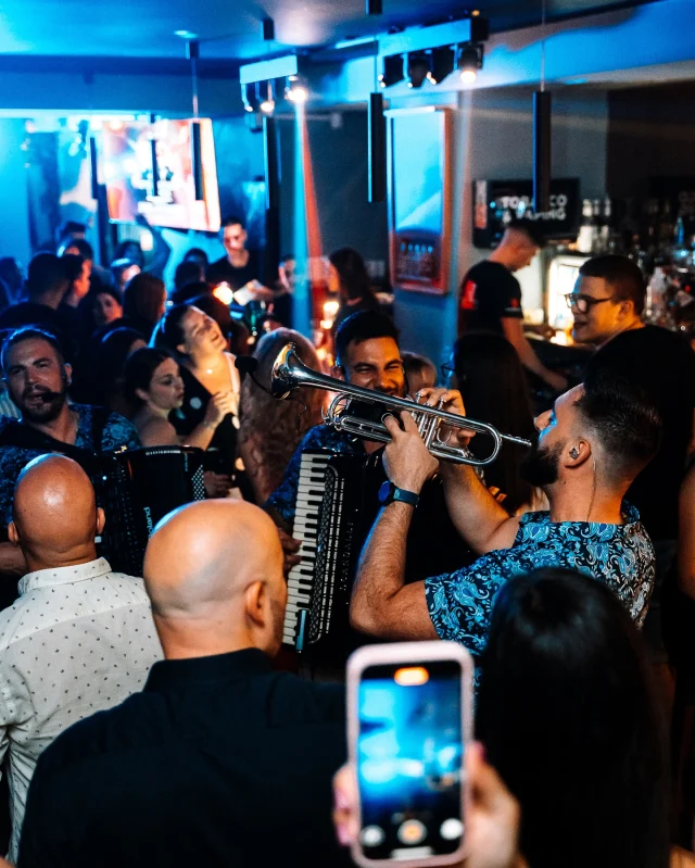 Ljetno izdanje najboljeg after joba u gradu!☀️🔥
Kako smo se proveli s Jablanima pogledajte na idućim fotkama! Cijeli album možete pronaći na našoj Facebook stranici!🤍
📸 photossmok
Vidimo se u Kosom!🫶🏻
#kositoranj #kositoranjrijeka #rijeka #visitrijeka #coffee #coffeetime #coffeelovers #hausbrandt #ribili #croatia #croatiatravel #croatiatrip #croatiafulloflife #friends #drinks #drink