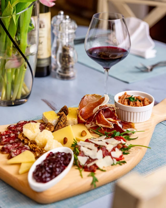 Plan za tjedan: 𝒷𝓁𝒾𝓈𝓀𝒾 𝓁𝒿𝓊𝒹𝒾, 𝒻𝒾𝓃𝒶 𝒽𝓇𝒶𝓃𝒶, 𝒹𝓇𝒶𝑔𝑜 𝓂𝒿𝑒𝓈𝓉𝑜. 🍴🩵
Rezervacije: 091/983-1314 // info@nautica-restaurant.com
#nautica #rijeka #visitrijeka