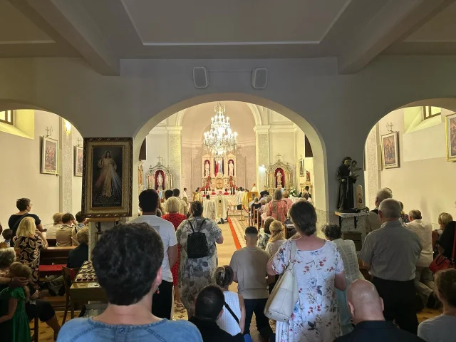 Od vjerskih do sportskih događanja danas u sklopu Leta va Kraljevici - na Križišću se obilježio Jubilej Presvetog Srca Isusovog, a u Kraljevici je u tijeku malonogometni turnir “Bruno Kurolt”! ☺️
Kroz vikend uživajte u regatama, proslavi 100 godina župe Bakarac i Petrovi! 🔆
#visitkraljevica #LVK