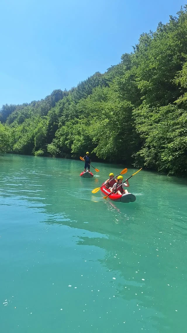 Par dana bezbrižnosti u najboljem mogućem društvu ❤️
•
•
•
#izletuprirodu #rafting #kayakingnamreznici #zelenivir #vrazjiprolaz #gorskikotar #croatiafullofnature #croatiafulloflife #naturalbeauties #nature #mreznica #visitgorskikotar #izvorrjecine #visitrijeka