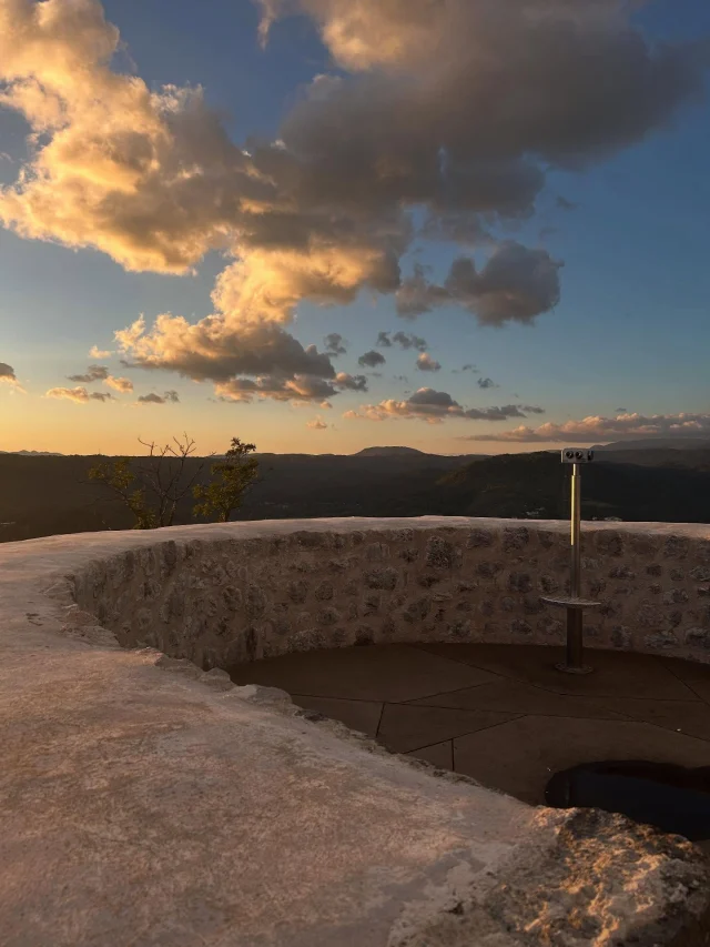 🎨 Večeras u 19:00!
📍 Galerija suvremene umjetnosti Grobnik

Dragi prijatelji umjetnosti,
pozivamo vas na Radni sastanak – posebno druženje s likovnim umjetnicama Celestionom Vičević i Ivanom Bajcer! 💫

Tema večeri: Transformativna umjetnost – umjetnost koja potiče promjene, od osobne do globalne razine 🌍

Razgovor moderira poznati riječki konceptualni umjetnik, književnik i strip-crtač Enver Krivac. ✍️

Dođite, inspirirajte se i dozvolite umjetnosti da vas oplemeni! 💖

#grobnik #kaštelgrobnik #cavle #općinačavle #općinajelenje #putovimafrankopana #povijest #castle #castleofeurope #kvarner  #grobnickopolje #pgz #zavicaj #povijest  #visitcavle #croatiafullofmagic