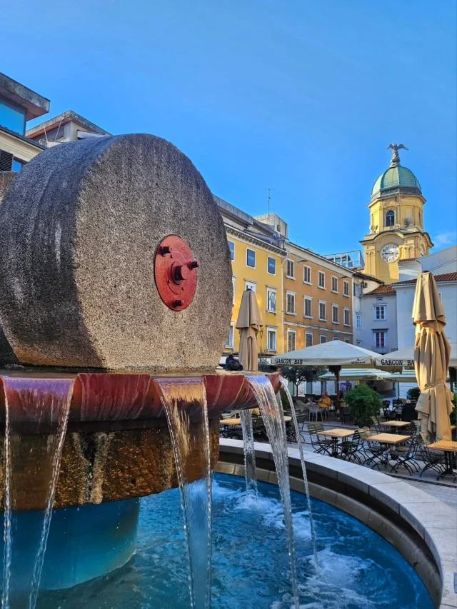 Eee kad se pjevala ova pjesmica u Malim Riječanima🫣🤫
#rijekacity #rijeka #visitrijeka #koblerovtrg #fontana #gradskaura #beautifulday #