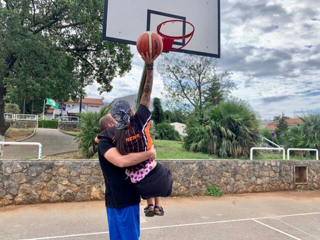 Have the best trainer in the world who lift me up so I can slam dunk! 😎😎💪💪🥰 🏀 
#wheelchairbasketball #kostrena #visitkostrena #basketball wheelchair #paraplegic #basketballneverstop #besttrainer #happiness #havingfun #adaptive #wheelchairgirl #adaptiveslumdunk #slumdunk #bestteam kkosikostrena 😎😎🏀🏀