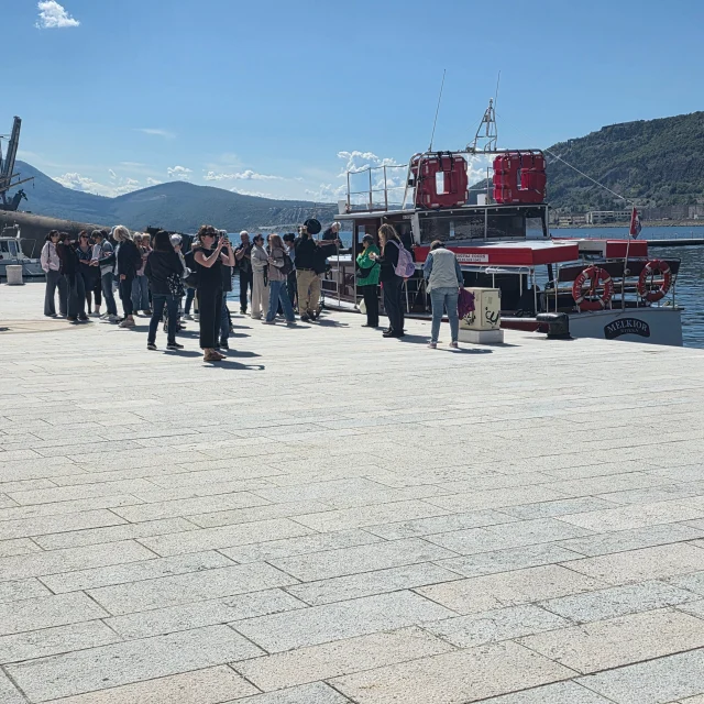 Danas su u Bakar stigli sudionici izleta brodom Morskim putovima Frankopana 🌊⚓ 

Nakon plovidbe riječkim akvatorijem brodom Melkior, uz zanimljivu interpretaciju vodiča Gorana Moravčeka, posjetitelji su imali priliku upoznati bogatu frankopansku baštinu i posebnosti Bakra.

Kroz kamene bakarske uličice i priče iz prošlosti vodio ih je prof. Bore Štrbac, koji je sudionicima približio brojne zanimljivosti iz vremena Frankopana, ali i manje poznate detalje i intrigantne priče iz života slavne plemićke loze. Poseban doživljaj bio je posjet Interpretacijskom centru Bakar, gdje su gosti uživali u tradicionalnoj bakarskoj torti i bakarskim baškotima, a druženje se nastavilo u ugodnoj atmosferi Bakarske konobe. 🤩

Drago nam je što je Bakar ponovno bio dio ove lijepe priče koja spaja more, povijest, baštinu i autentične okuse Kvarnera. 😊⚓

#visitbakar #discoverbakar #morskimputevimafrankopana #kulturnarutaputovimafrankopana #frankopani