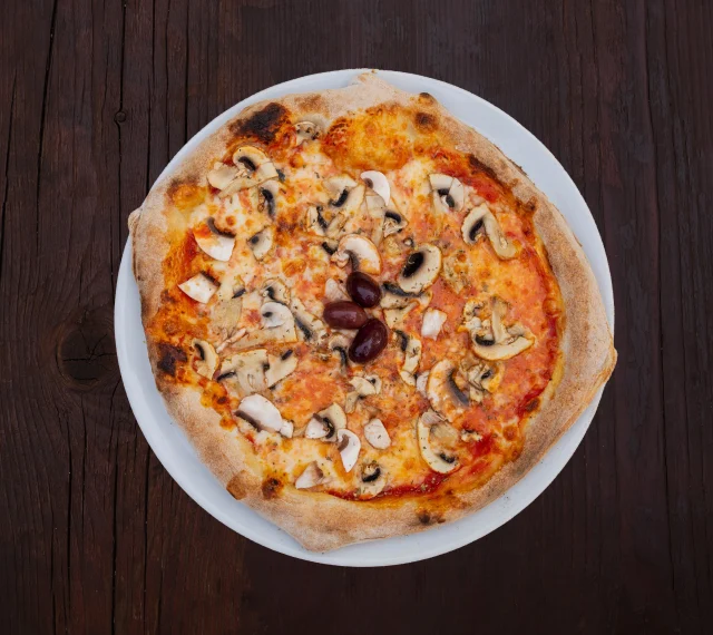 Jednostavna. Klasična. Uvijek pravi izbor. 🍕

Hrskavo tijesto, bogata rajčica, mozzarella i svježi šampinjoni – Pizza Funghi dokaz je da najbolji okusi ne trebaju biti komplicirani.

Vidimo se u Veseljaku! 🤎
Živjeli! 🍷
#visitrijeka #bistroveseljak #gradrijeka